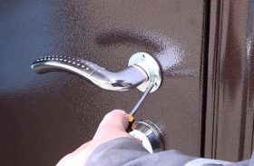 Замена дверной ручки металлической двери в Кстово